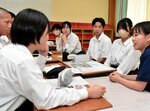 島根大教育学部３年の高垣さん（右）から大学生活について話を聞く生徒ら