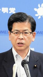 公明党代表選で無投票当選が決まり、記者会見する石井幹事長＝１８日午後、国会