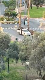 　イスラエル南部スデロトの通りを車で走行する、パレスチナ人とみられる武装集団。７日にソーシャルメディアで公開された動画から（ロイター＝共同）