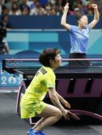 　女子シングルス準々決勝　韓国選手（奥）に敗れた平野美宇＝パリ（共同）