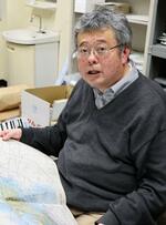 　取材に応じる島根大の船杉力修教授＝１月、松江市