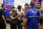 　１５日、イスラエル軍の攻撃で負傷しパレスチナ自治区ガザ南部の病院に到着したパレスチナ人（ゲッティ＝共同）