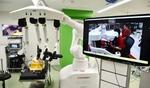 　藤田医大が公開した、シンガポール国立大から手術支援ロボットを遠隔で操って模擬臓器を切除するデモンストレーション＝１１日午後、愛知県豊明市
