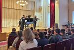 　２日、ウクライナの首都キーウで、東部２州から避難してきた子どもたちのために開かれたクラシック演奏会（共同）