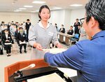 片岡会長（右）から入社証を受け取る新入社員たち＝２日、豊岡市城崎町の城崎振興局