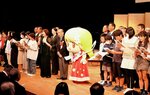 町制２０周年を祝って唱歌「ふるさと」を合唱する出席者ら＝６日、湯梨浜町はわい長瀬のハワイアロハホール