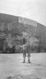 　甲子園球場が終戦後、ＧＨＱに占領されていた時期とみられる未公開写真９枚が見つかった。球場外で撮影された１枚では、兵士の後方に「ＫＯＳＨＩＥＮ　ＳＴＡＤＩＵＭ」と書かれた看板が写っている（神戸市文書館提供）