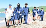 空き缶やペットボトルを拾い集める生徒たち＝香美町香住区七日市の香住海岸