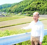 「佐治四郎米」を栽培する水田を紹介する山下増治さん＝２０日、鳥取市佐治町刈地