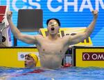 　男子２００メートル平泳ぎ決勝　２分５秒４８の世界新で優勝し、大喜びする中国の覃海洋＝マリンメッセ福岡
