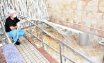 広島原爆養護ホームの湯船に注がれる湯村温泉の湯＝昨年７月（提供）