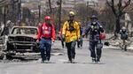 　１２日、山火事の被災地で捜索に当たる救難担当者ら＝米ハワイ・マウイ島ラハイナ（ＡＰ＝共同）