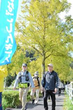 色付いた木々を見ながら歩を進める参加者＝３日、鳥取県米子市車尾