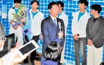 当確を知らされ、さらなる県政刷新に意欲をみせる斎藤氏（中央）。全会一致で不信任決議を可決した県議会や県内の２２市長との不和が表面化する中、丁寧な対話が問われている＝１７日夜、神戸市中央区