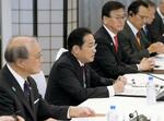 　中国の李強首相と会談する岸田首相（左から２人目）＝２６日、ソウル（共同）