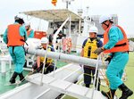 巡視艇「みほぎく」に電柱補強資材を積み込む中国電力ネットワークの社員