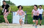 陸上部の短距離走に挑戦する児童ら＝２０日、鳥取市国府町宮下の鳥取聾学校