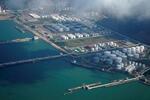 　中国広東省の港にある石油や天然ガスの貯蔵施設＝２０１８年１０月（ロイター＝共同）