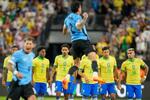 　サッカーの南米選手権、勝利を喜ぶウルグアイの選手（手前）と肩を落とすブラジルの選手たち＝６日、ラスベガス（ＡＰ＝共同）