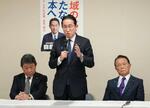 　自民党の政治刷新本部の会合に臨む岸田首相。左は茂木幹事長、右は麻生副総裁＝２３日午後、東京・永田町の党本部