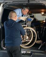 　ウクライナに送るため、車いすを積み込む支援者ら＝４月、大分県別府市