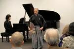 　ニューヨークの演奏会で、自身のピアノ曲に合わせて能の舞を披露する高橋裕さん（中央）＝９日（共同）