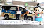 ねんりんピックをＰＲするデザインにラッピングされた協賛車両＝２０日、鳥取県庁