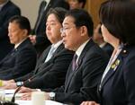 　国家戦略特区諮問会議であいさつする岸田首相（右から２人目）＝４日午後、首相官邸