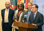 　ＡＩ決議案の採択後、報道陣に話す山崎和之国連大使（右端）、米国のトーマスグリーンフィールド国連大使（左から２人目）ら＝２１日、ニューヨークの国連本部（共同）
