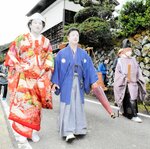 花嫁と花婿になって集落内を練り歩く男性ら＝８日、香美町村岡区長板