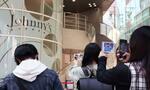 　大阪市北区の「ジャニーズショップ」前で、写真を撮る人たち＝１６日午後