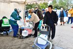 断水が町全域で続いているため、給水場所には多くの被災者が集まる＝２０日、石川県志賀町高浜町の文化ホール