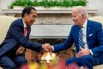 　１３日、米ワシントンのホワイトハウスで会談するバイデン大統領（右）とインドネシアのジョコ大統領（ＡＰ＝共同）