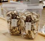　「元気な野菜たちのっぽくん」で販売されている、石川県能登町産の乾燥しいたけ＝６月１８日、石川県野々市市