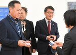 表敬訪問した鄭本部長（右から２人目）と崔海洋水産局長（左）＝２７日、鳥取県庁