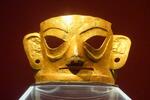 　中国四川省の金沙遺跡博物館で展示されている、出土した金の仮面＝５月（共同）