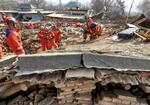 　地震の被災現場で捜索活動を行う救助隊員ら＝１９日、中国青海省海東市（新華社＝共同）