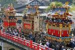 　岐阜県高山市で「春の高山祭」が始まり、市中心部の橋を渡る屋台＝１４日午前