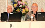 公共交通とまちづくりについて語る小嶋氏（右）と水戸岡氏＝１５日、鳥取市今町２丁目のホテルニューオータニ鳥取