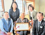 １００歳の誕生日を迎えた田中さん（前列中央）＝２０日、香美町小代区神水（同町提供）