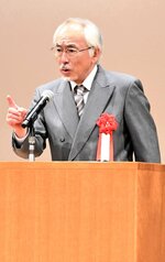 指導した子どもたちの話を語る水谷さん＝６日、とりぎん文化会館