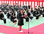 卒業生を代表して答辞を述べる藤本さん（手前中央）＝２８日、香美町村岡区村岡の村岡高