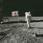 　1969年７月、アポロ11号の着陸船（左）から降り、月面に立てた星条旗を見るオルドリン飛行士（ＮＡＳＡ提供・共同）