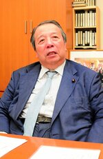 「総理総裁は外国に対抗できる顔になれるかが一番大事」と語る村上氏＝１１日、国会内