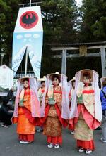 　「八咫の火祭り」で竹灯籠を手に練り歩く平安装束の女性ら＝２６日午後、和歌山県田辺市