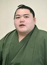 　大相撲春場所の新番付が発表され、記者会見する新関脇の王鵬＝２５日、大阪市西淀川区の大嶽部屋宿舎