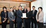 広田市長（前列左から３人目）に提言書を提出した会派「やらいや」の市議ら＝１７日、倉吉市役所
