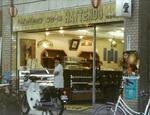 洋菓子も取り入れ始めた「ラ・セーヌ八天堂」のころの店舗（八天堂提供）＝１９７５年、広島県三原市