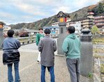 三朝温泉街で調査する学生ら（三朝町提供）