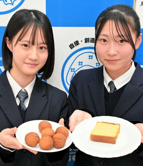 三朝神倉大豆のみそを使ったドーナツ（左）とカステラを披露する生徒ら